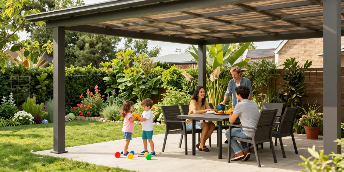 Freistehende Terrassenüberdachung im Garten mit spielenden Kindern.